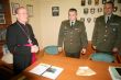 Biskup Rbek medzi vojenskmi policajtmi