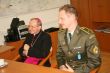 Biskup Rbek medzi vojenskmi policajtmi3